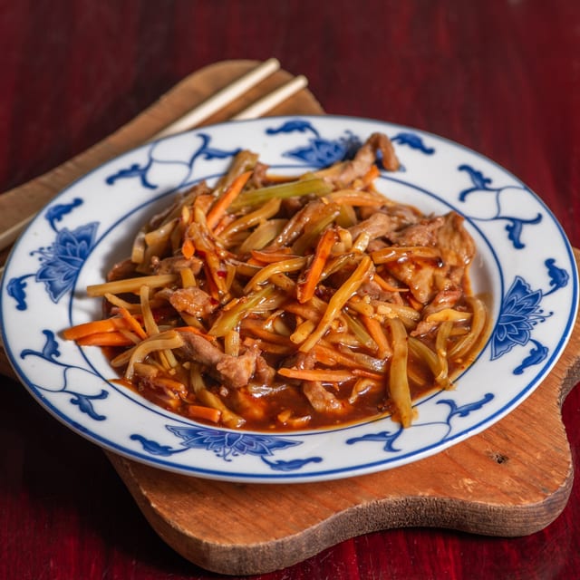 41. Shredded beef with garlic sauce.